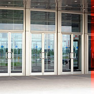 Paradinės stiklinės visuomeninio pastato durys